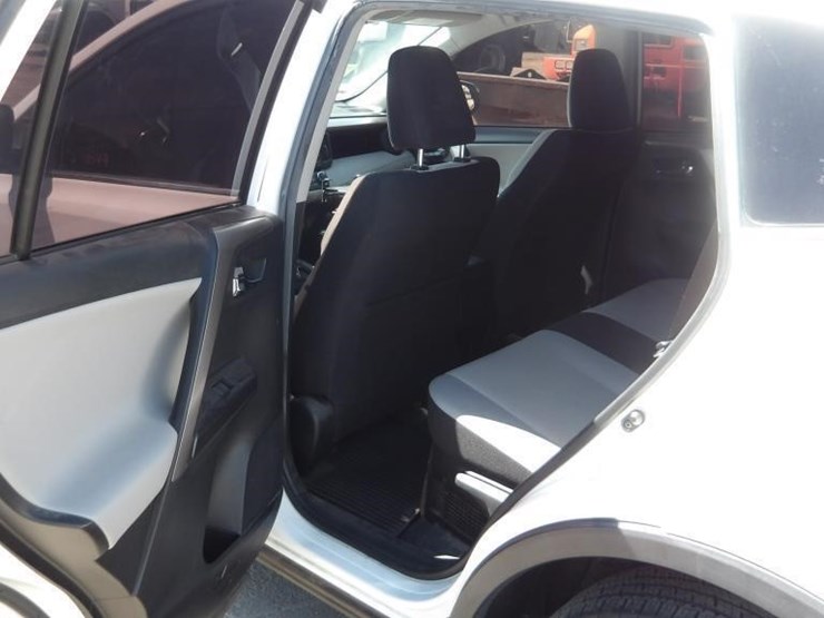 2017-toyota-rav4-xle-image-14
