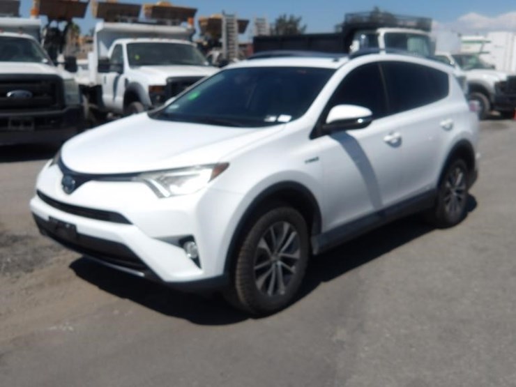 2017-toyota-rav4-xle-image-1