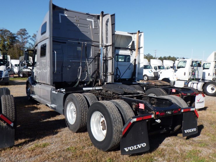 2019-volvo-vnl860-image-12
