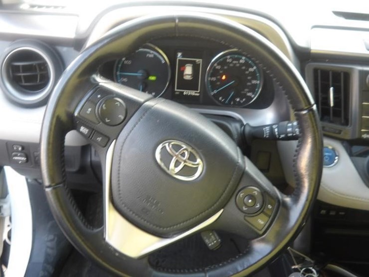 2016-toyota-rav4-xle-image-16