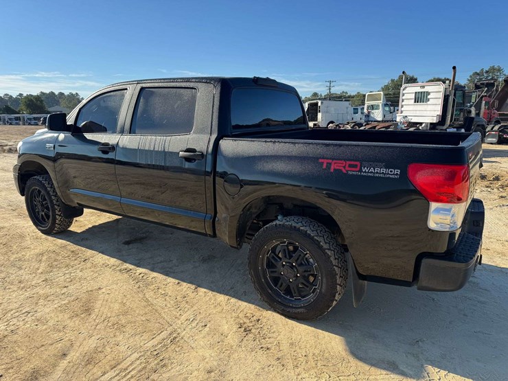 2011-toyota-tundra-sr5-image-4