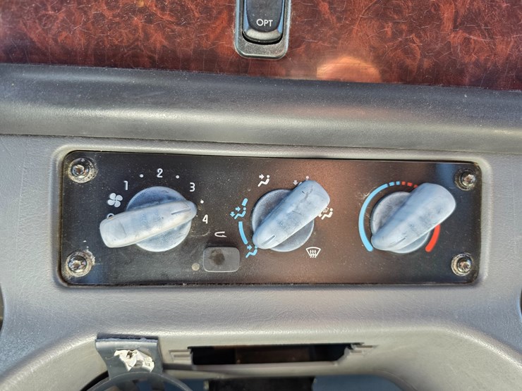 2007-freightliner-m2-106-image-58