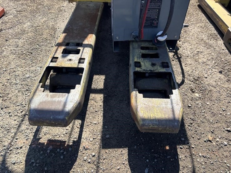 hyster-b60xt-pallet-lift-image-4