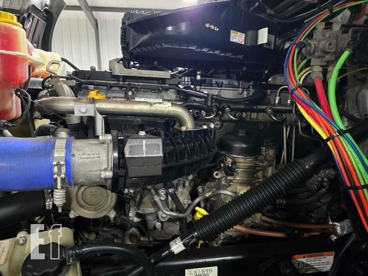 2020-freightliner-cascadia-126-image-25