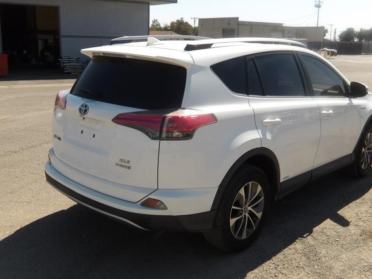 2017-toyota-rav4-xle-image-3