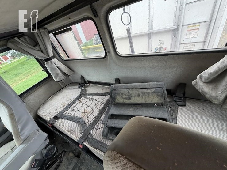 2000-freightliner-fl112-image-15