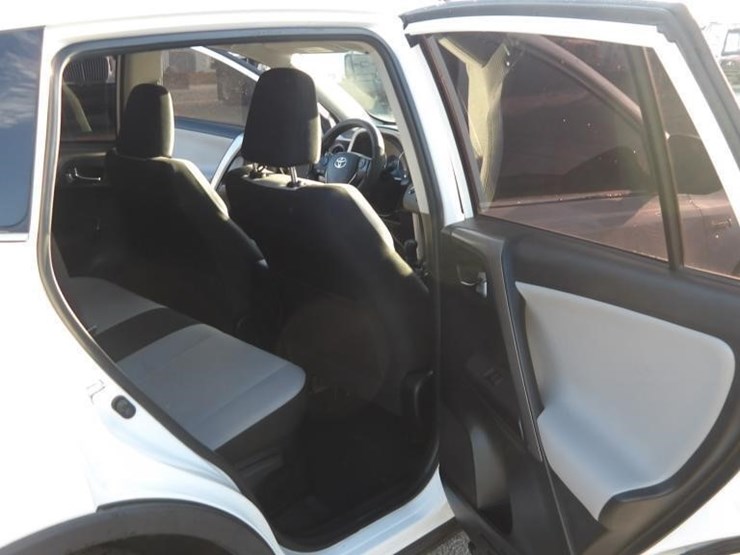 2016-toyota-rav4-xle-image-11