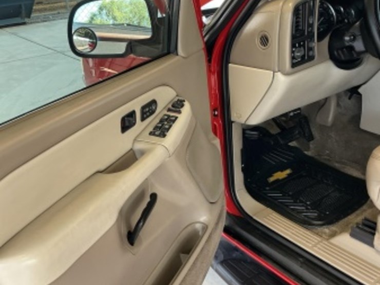 2002-chevrolet-tahoe-image-21
