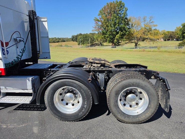 2001-freightliner-fld120-image-71