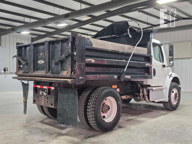 2016-freightliner-m2-106-image-3