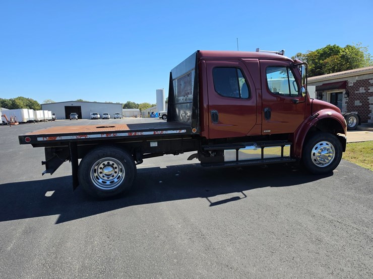 2007-freightliner-m2-106-image-15