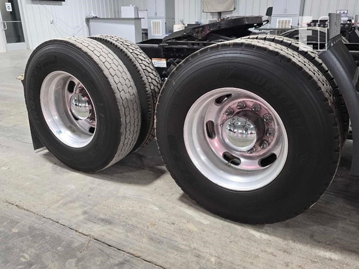 2020-freightliner-cascadia-126-image-32