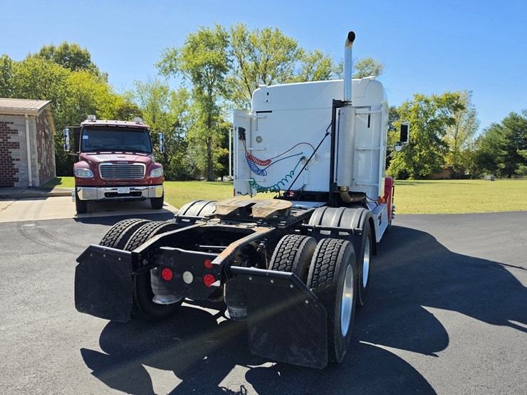 2001-freightliner-fld120-image-10