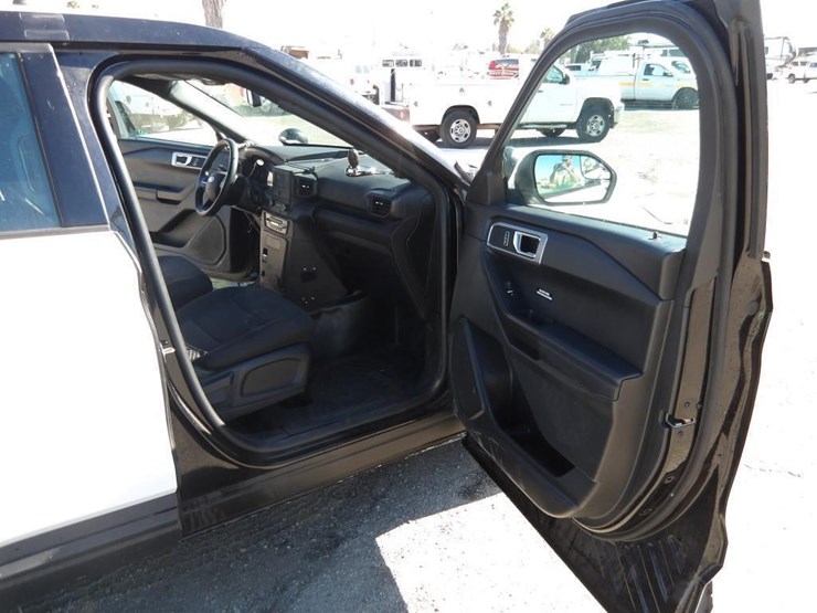 2020-ford-explorer-image-17