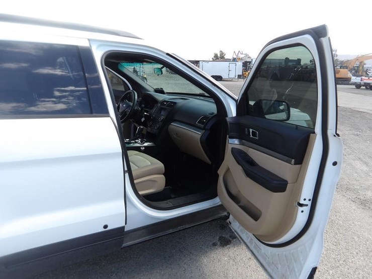 2016-ford-explorer-image-11