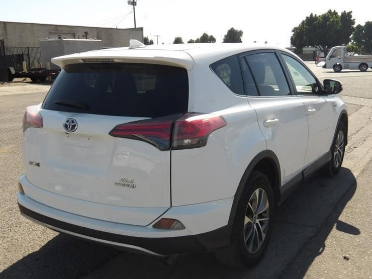 2016-toyota-rav4-xle-image-3