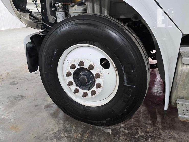 2016-freightliner-m2-106-image-22