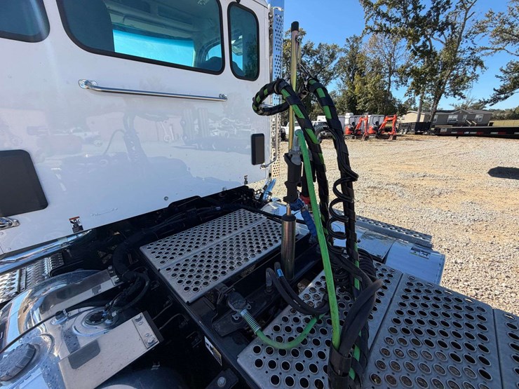 2024-kenworth-t880-image-31