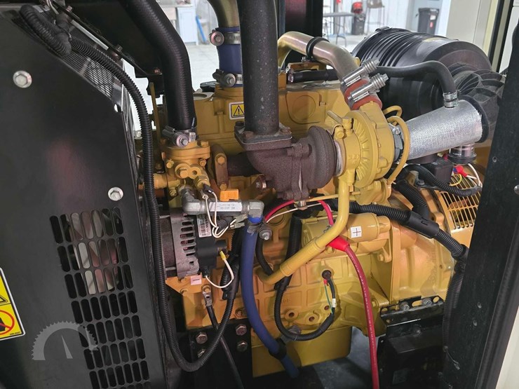 2015-caterpillar-xq30-8-image-15