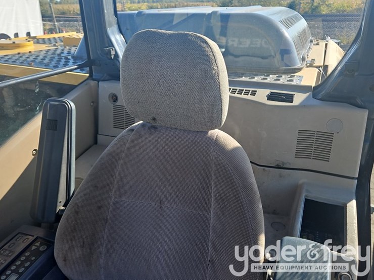 2011-deere-200d-image-21