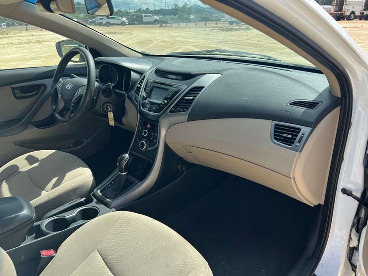 2015-hyundai-elantra-4-door-sedan-(177,178-miles)-image-16