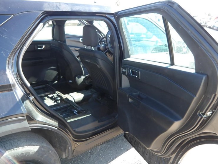 2020-ford-explorer-image-18