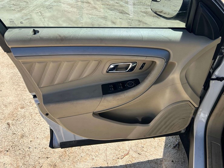 2016-ford-taurus-4-door-sedan-(101,832-miles)-image-9