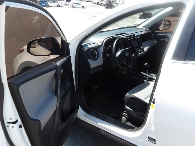 2017-toyota-rav4-xle-image-15