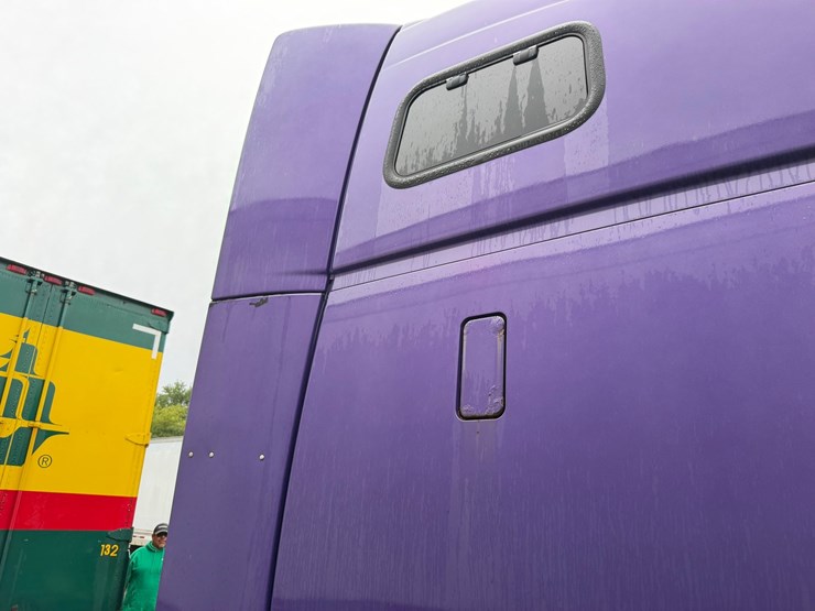 #1662-•-volvo-sleeper-cab-truck-tractor-image-23