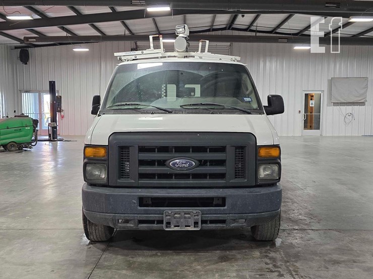 2013-ford-econoline-350-image-7