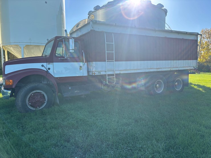 1979-ih-f1954-diesel-grain-truck,-tandem-axle-screw-w/power-divider,-dt466-engine,-131,708-miles,-21’-steel-grain-box,-roll-tarp,-battery-disconnect,-5-speed-manual-with-4-speed-aux-transmission-image-1