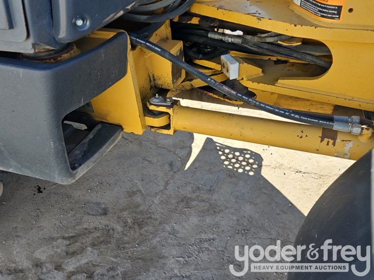 2019-deere-204l-image-32