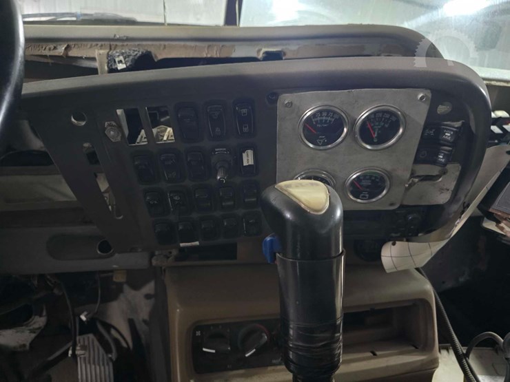 2005-mack-granite-cv713-image-13