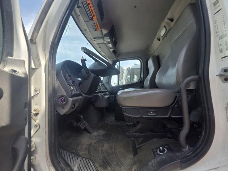 2018-freightliner-114sd-image-5