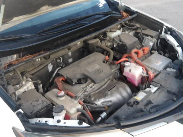 2016-toyota-rav4-xle-image-8