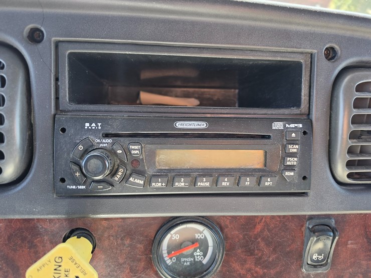2007-freightliner-m2-106-image-55