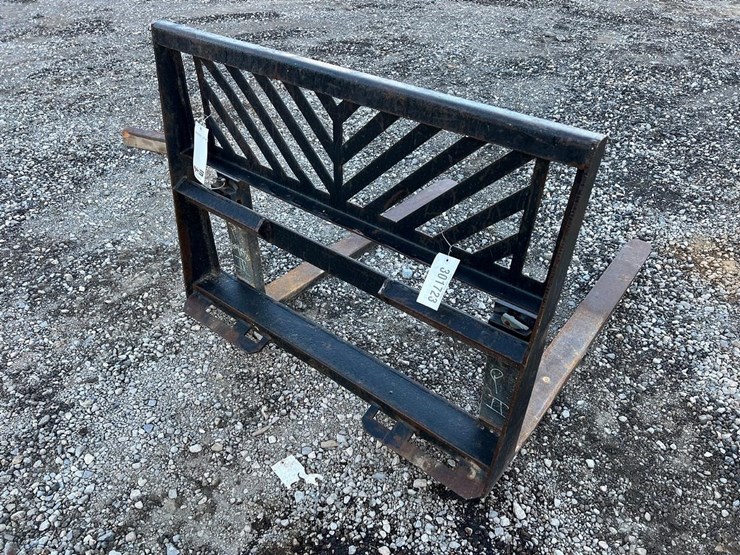 48”-skid-steer-pallet-forks-image-4