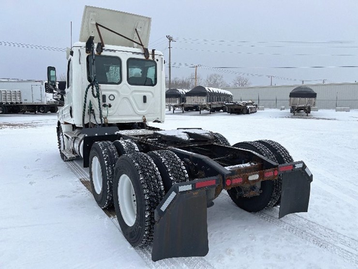 2019-freightliner-cascadia-126-image-2