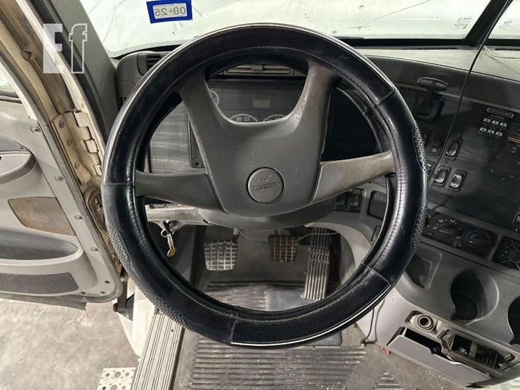 2007-freightliner-columbia-120-image-15