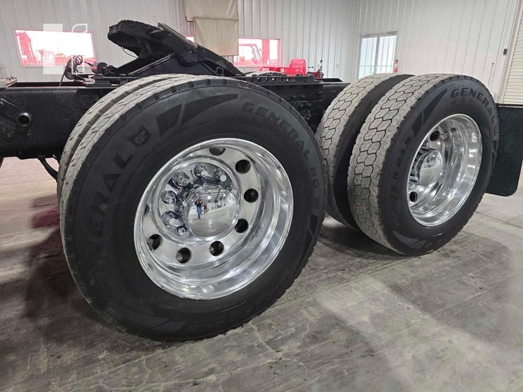 2016-kenworth-t800-image-29