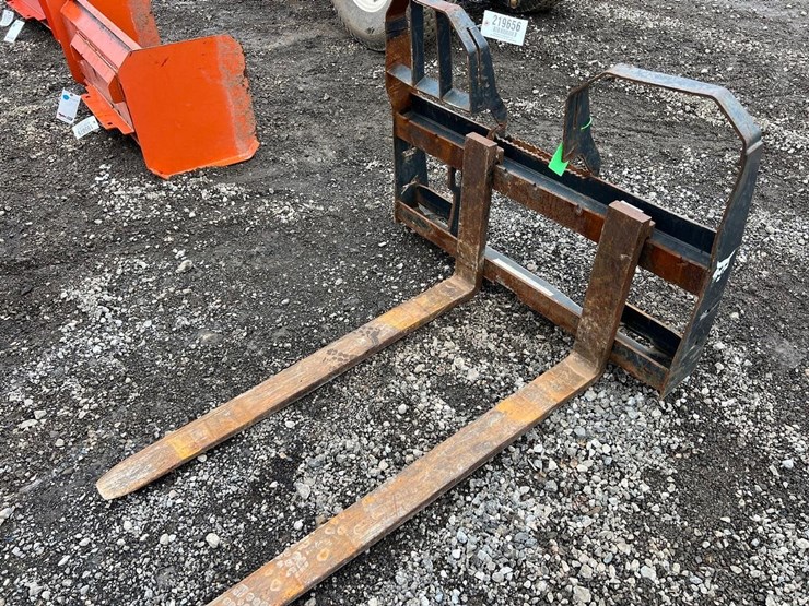 bobcat-48"-hd-skid-steer-pallet-forks-image-1