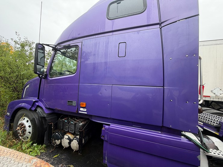 #1662-•-volvo-sleeper-cab-truck-tractor-image-2