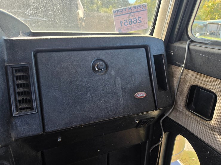 1996-peterbilt-377-image-44