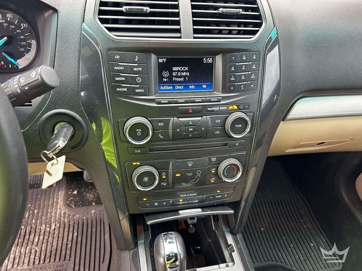 2016-ford-explorer-image-18