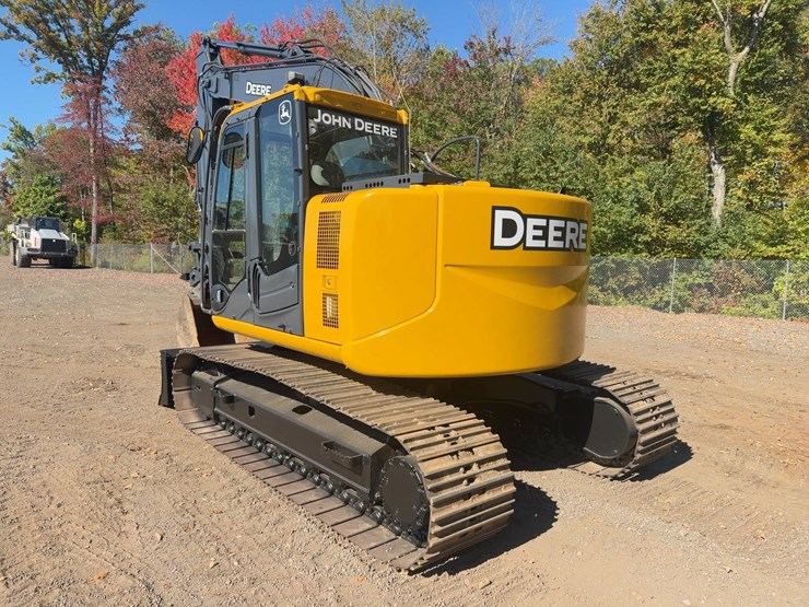 2010-deere-135d-image-3
