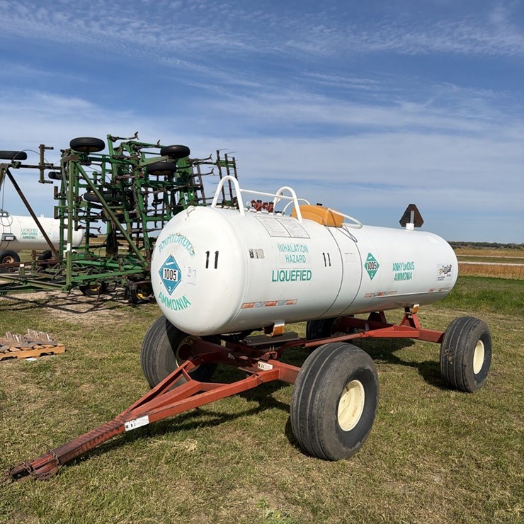 11-7  1450 gallon NH3 tank, 16.5L - 16.1 tires