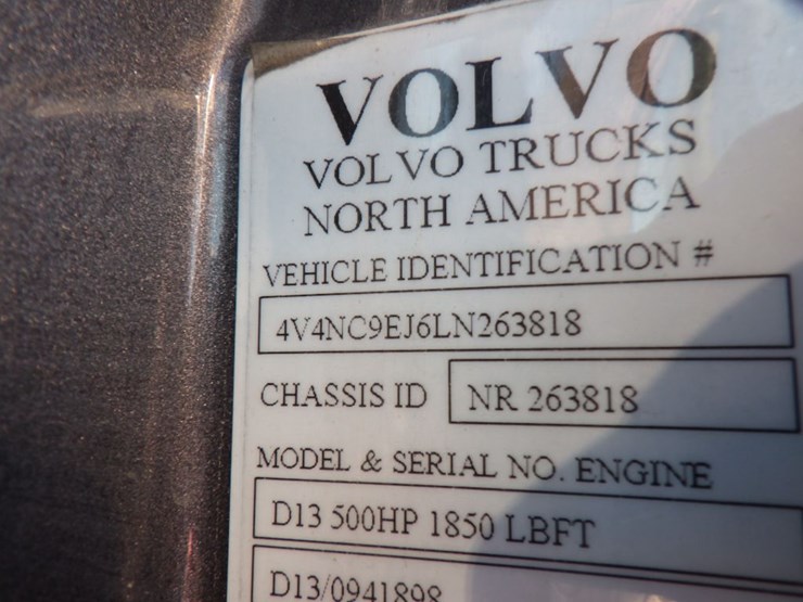 2020-volvo-vnl860-image-21