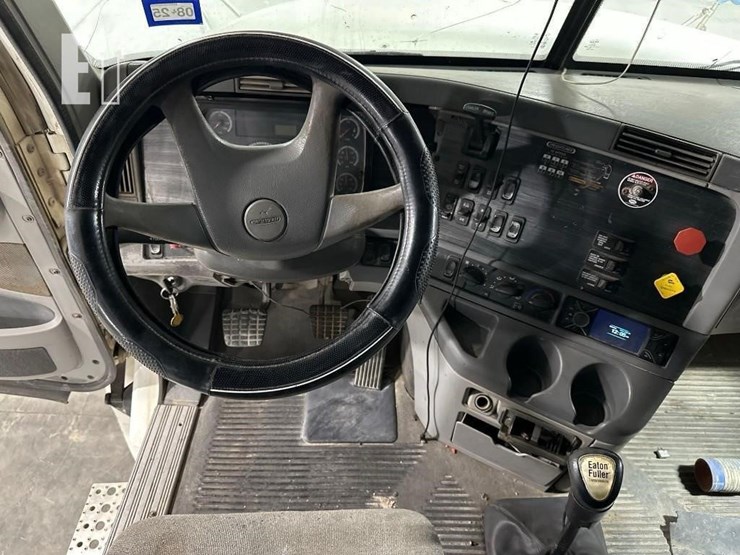 2007-freightliner-columbia-120-image-14