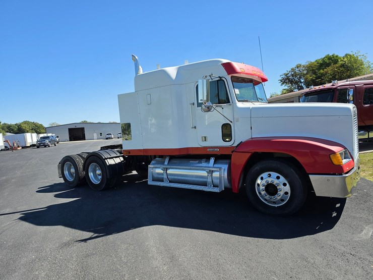 2001-freightliner-fld120-image-16