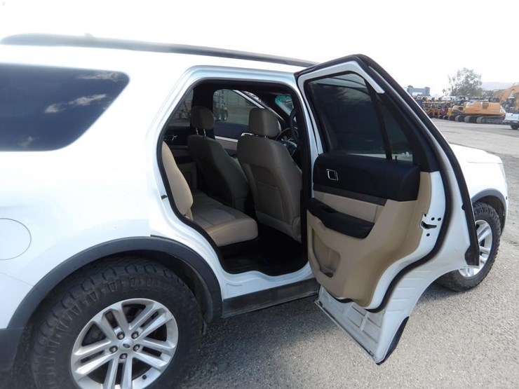 2016-ford-explorer-image-12